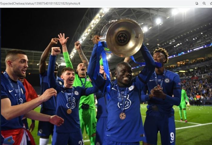 Gelandang Chelsea, N'Golo Kante, saat mengangkat trofi Liga Champions 2020-2021.