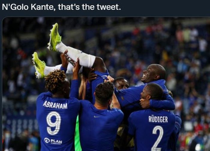 Gelandang Chelsea, N'Golo Kante, diangkat rekannya ke udara selepas membantu klub juara Liga Champions dengan mengalahkan Manchester City pada final di Porto, 29 Mei 2021.