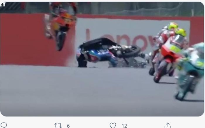 Tangkapan layar kecelakaan yang menewaskan pembalap Moto3, Jason Dupasquier, di MotoGP Italia 2021. 