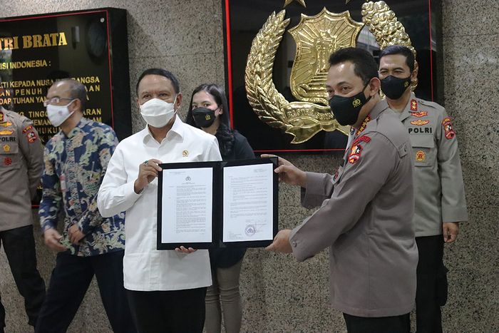 Menteri Pemuda dan Olahraga Republik Indonesia, Zainudin Amali (kiri), sedang menerima izin dari Kapolri Listyo Sigit Prabowo (kanan) terkait pelaksanaan Liga Indonesia musim 2021 di Mabes Polri, Jakarta, 31 Mei 2021.