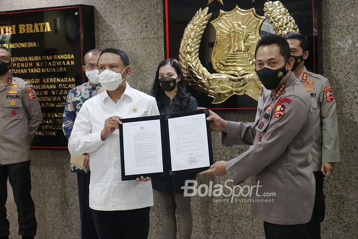 Menteri Pemuda dan Olahraga Republik Indonesia, Zainudin Amali (kiri), sedang menerima izin dari Kapolri Listyo Sigit Prabowo (kanan) terkait pelaksanaan Liga Indonesia musim 2021 di Mabes Polri, Jakarta, 31 Mei 2021.