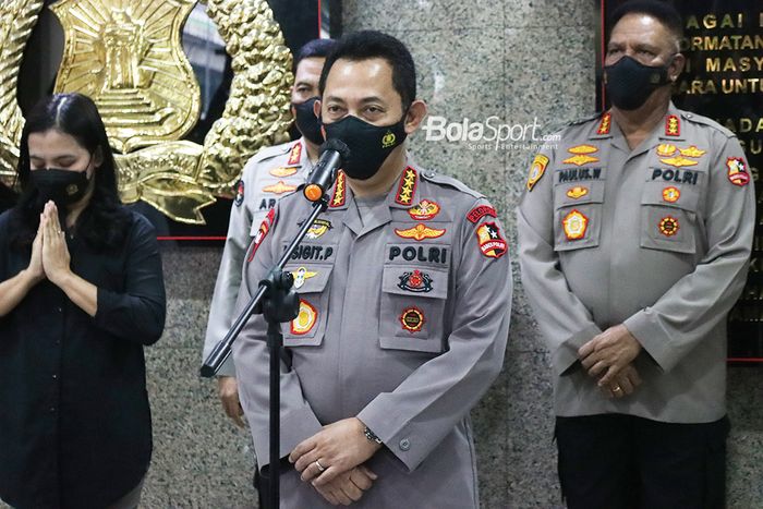 Kapolri Listyo Sigit Prabowo sedang memberikan keterangan kepada awak media terkait pemberian izin Liga Indonesia musim 2021 di Mabes Polri, Jakarta, Senin (31/5/2021)