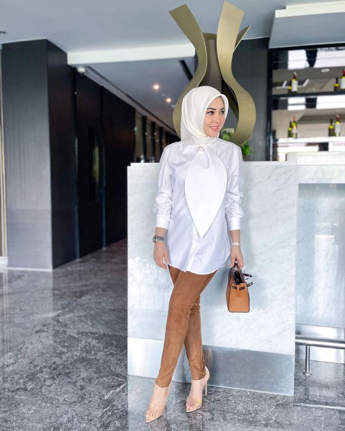 Unggah Syahrini pakai baju putih