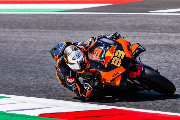 Brad Binder alami insiden dengan Marc Marquez di MotoGP Italia 2021. 