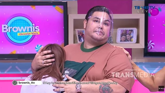 Ayu Ting Ting menangis