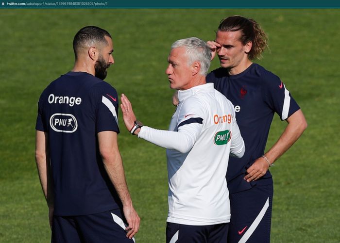Karim Benzema dan Didier Deschamps tampak akrab di sesi latihan timnas Prancis.