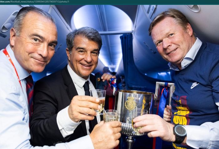 Momen kebersamaan Joan Laporta dan Ronald Koeman usai Barcelona menjuarai Copa del Rey.