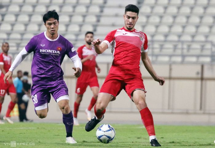 Striker Timnas Vietnam Nguyen Cong Phuong (kiri) berusaha merebut bola dari pemain Yordania dalam uji coba di Dubai, UEA, Senin (31/5/2021) malam WIB. Berbeda dengan uji coba, Timnas Indonesia Vietnam tak mampu mencetak gol dengan usaha sendiri, bahkan nyaris kalah.