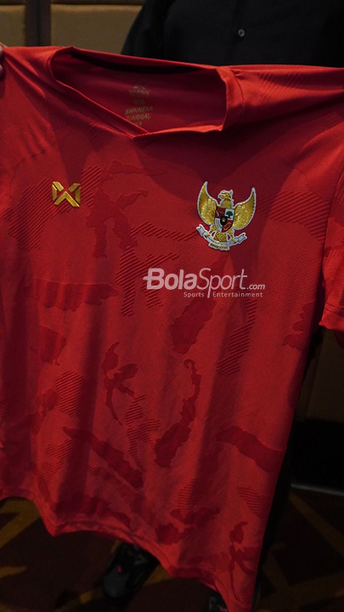 Apparel Warrix memamerkan desain jersey timnas Indonesia di Hotel Santika Premier, Slipi, Jakarta, Kamis (6/2/2020).                  