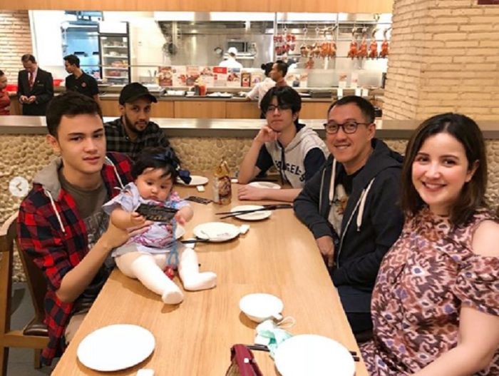 Andi Soraya saat makan bersama dengan putra <a href='https://manado.tribunnews.com/tag/steve-emmanuel' title='Steve Emmanuel'>Steve Emmanuel</a>