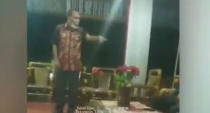 Foto Bupati Alor Amon Djobo menunjuk-nunjuk dua staf Menteri Sosial Tri Rismaharini viral di media sosial. 