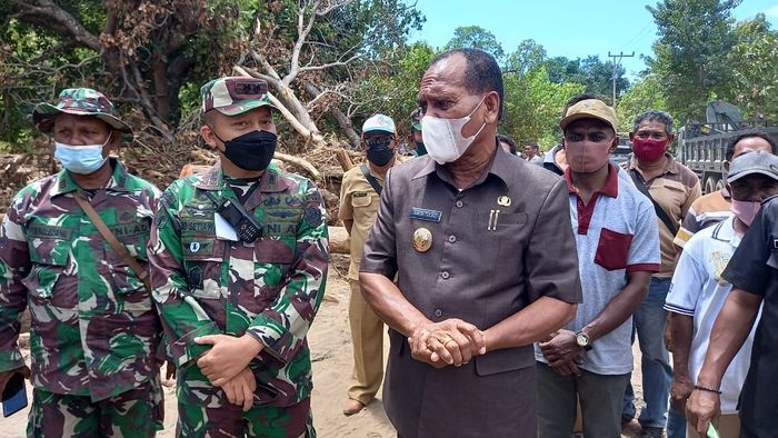 Videonya hina Mensos Risma viral, ini sosok Bupati Alor Amon Djobo yang ternyata diduga pernah ancam tembak mati seorang petinggi TNI AD di NTT. 