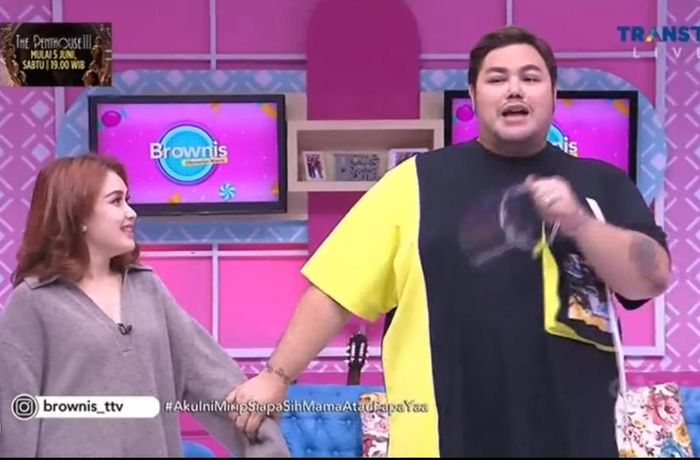 Ayu Ting Ting dan <a href='https://tribunmedan.cfd/tag/ivan-gunawan' title='Ivan&nbsp;Gunawan'>Ivan&nbsp;Gunawan</a> saat memandu acara Brownis Trans TV.