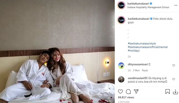 Potret <a href='https://palembang.tribunnews.com/tag/barbie-kumalasari' title='Barbie Kumalasari'>Barbie Kumalasari</a> di atas ranjang dengan seorang berondong