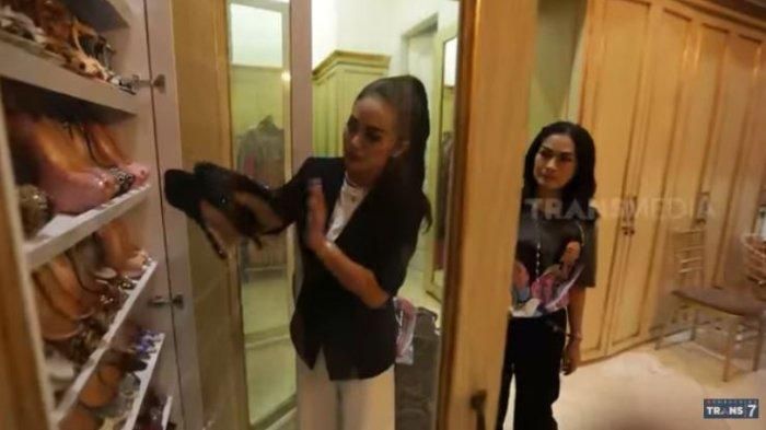 Krisdayanti menunjukkan koleksinya