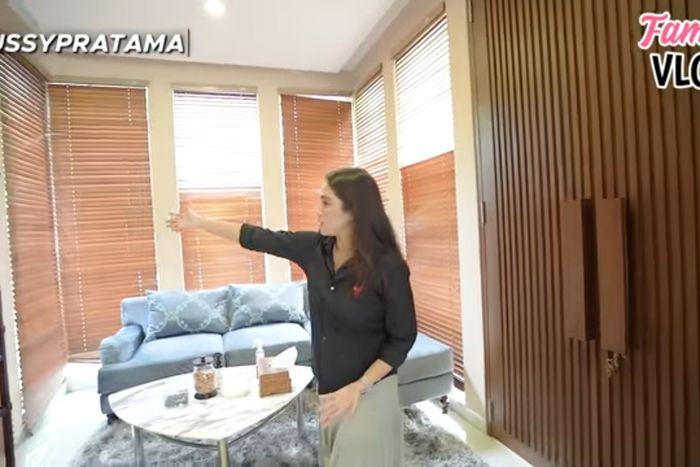 Area ruang tamu di rumah artis Vicky Prasetyo dan Kalina Ocktaranny.