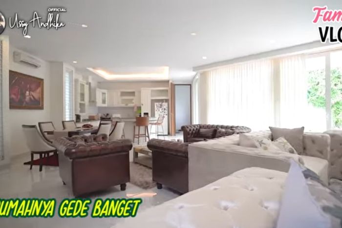 Ruang tengah di rumah artis Vicky Prasetyo dan Kalina Ocktaranny.