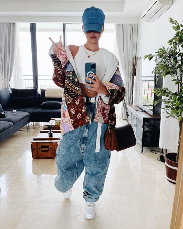 Gaya Swag Agnez Mo Padukan Jaket Batik, Model Celana hingga Ritsleting-nya Malah Bikin Salfok Netizen