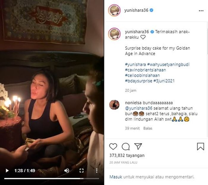 Di hari spesialnya itu, Yuni Shara mendapat kejutan dari kedua putranya, Calvin Obrient Salomo Siahaan dan Cello Obient Siahaan.