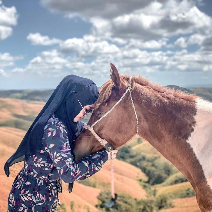 Ria Ricis tampak bahagia di depan dalam perjalanannya di Flores, Nusa Tenggara Timur (NTT).  Namun, sang kakak malah meminta Ria Ricis cepat pulang.