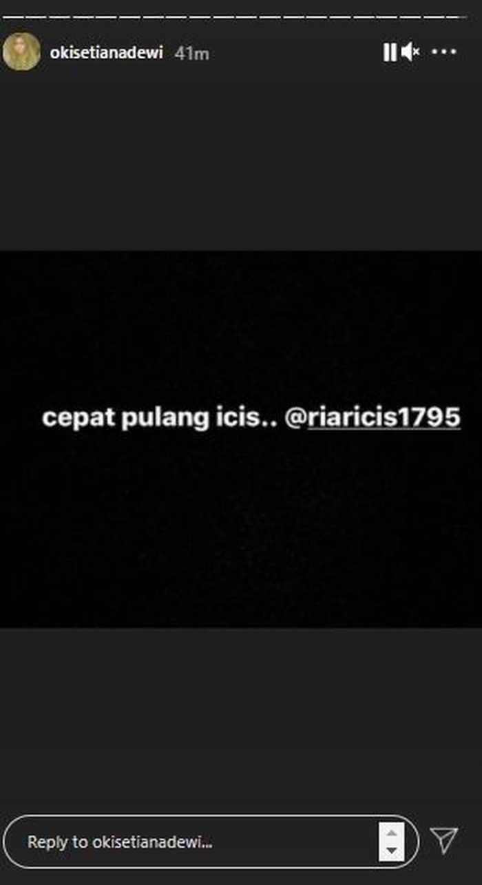 Kabar duka datang dari Ria Ricis. Sang kakak, Oki Setiana Dewi sampai meminta agar Ria Ricis segera pulang ke rumah.