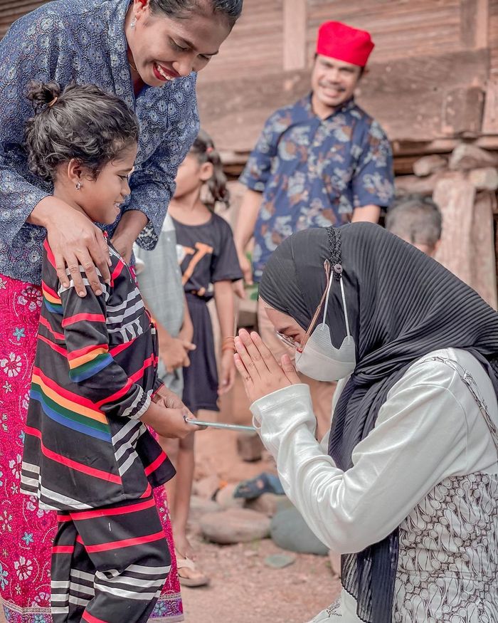 Kabar duka datang dari Ria Ricis. Sang kakak, Oki Setiana Dewi sampai meminta agar Ria Ricis segera pulang ke rumah. 