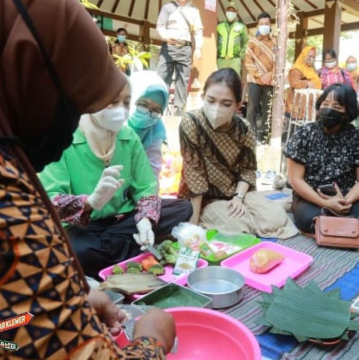 Selvi Ananda duduk ngemper bersama ibu-ibu