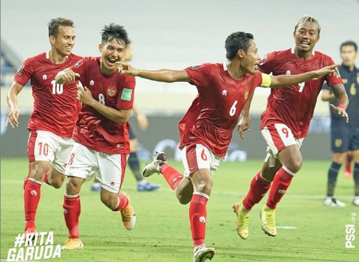 Kapten Timnas Indonesia Evan Dimas (ketiga dari kiri) selebrasi bersama Egy Maulana Vikri, Witan Sulaeman, dan Kusheyda Hari Yudo usai membobol gawang Thailand dalam Kualifikasi Piala Dunia 2022 di Stadion Al-Maktoum, Dubai, UEA, Kamis (3/6/2021) malam waktu setempat atau Jumat dini hari WIB.