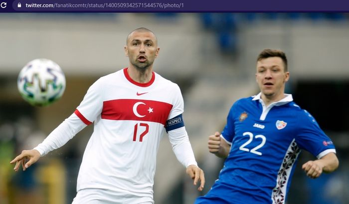 Penyerang Turki, Burak Yilmaz (kiri), dan gelandang Moldova, Vadim Rata, dalam laga uji coba di Benteler-Arena, Kamis (3/6/2021) waktu setempat. 