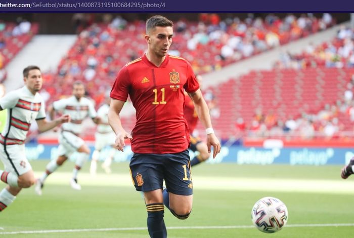 Penyerang timnas Spanyol, Ferran Torres, menguasai bola dalam laga melawan timnas Portugal di Stadion Wanda Metropolitano, Jumat (4/5/2021) waktu setempat atau Sabtu pukul 00.30 WIB.