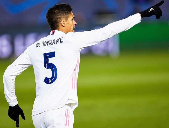 Raphael Varane akan segera berlabuh ke Man United.