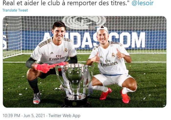 Eden Hazard (kanan) dan Thibaut Courtois berfoto bersama trofi Liga Spanyol yang berhasil dimenangkan Real Madrid pada musm 2019-2020.