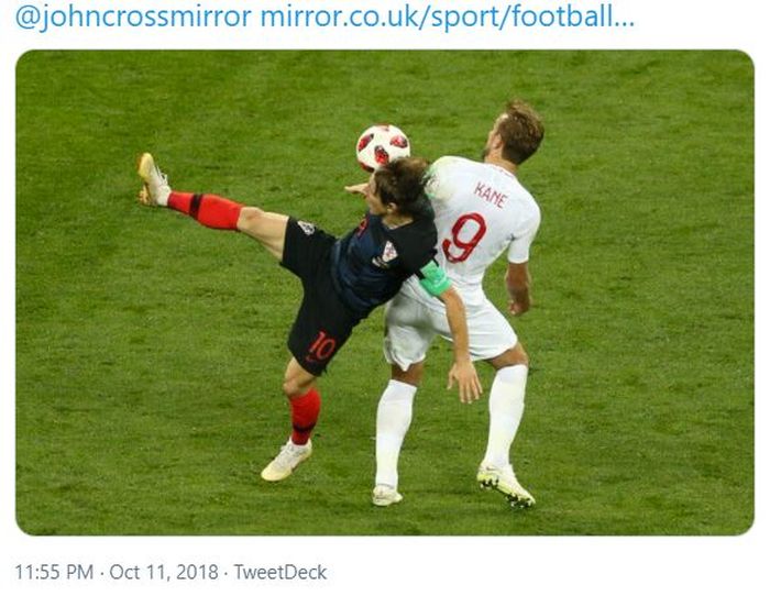 Momen duel antara Luka Modric (kiri) dengan Harry Kane dalam laga timnas Inggris melawan timnas Kroasia di Piala Dunia 2018.