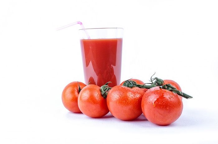 Deretan jus buah dapat memperlancar darah, salah satu jus buah ialah tomat yang memiliki kandungan  enzim bromelain. 