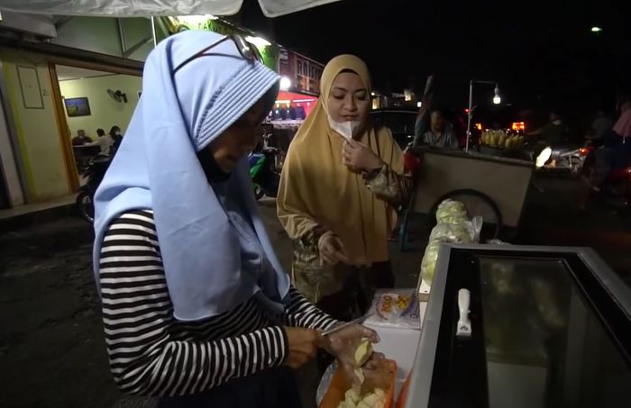 Nathalie Holscher saat membeli rujak di pinggir jalan