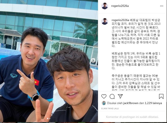 Pelatih fisik timnas Indonesia, Lee Jae-hong memamerkan kedekatannya dengan pelatih fisik timnas Vietnam, Park Sung-gyun