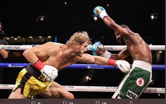 Momen laga tinju ekshibisi antara Logan Paul vs Floyd Mayweather, Minggu (6/6/2021).