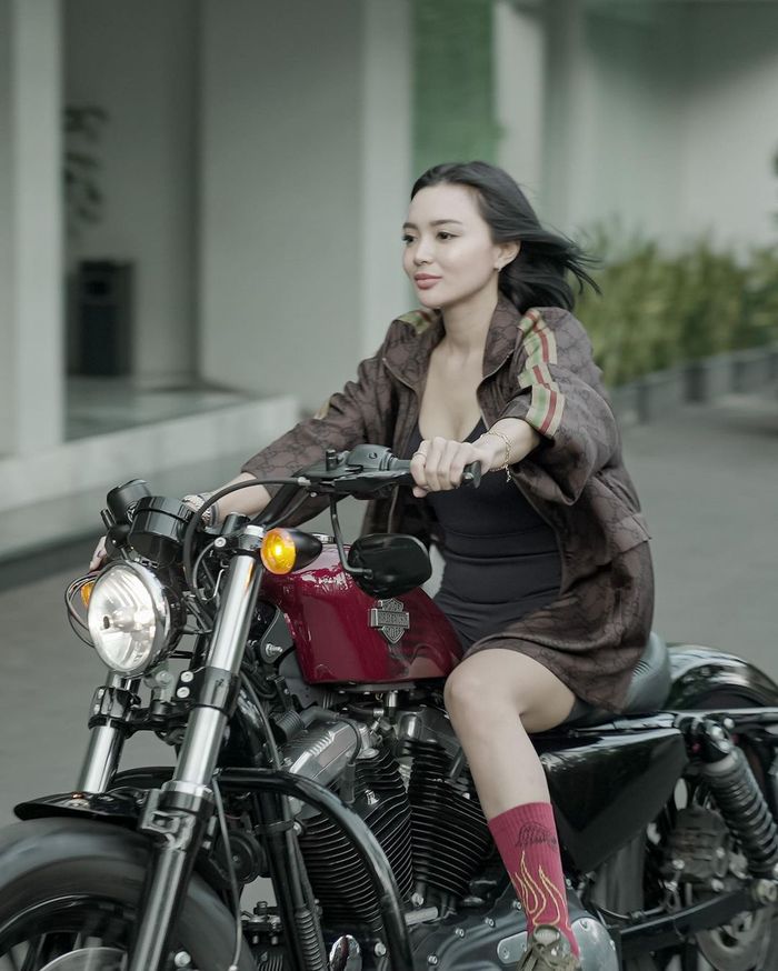 Tampilan seksi Wika Salim saat naik moge