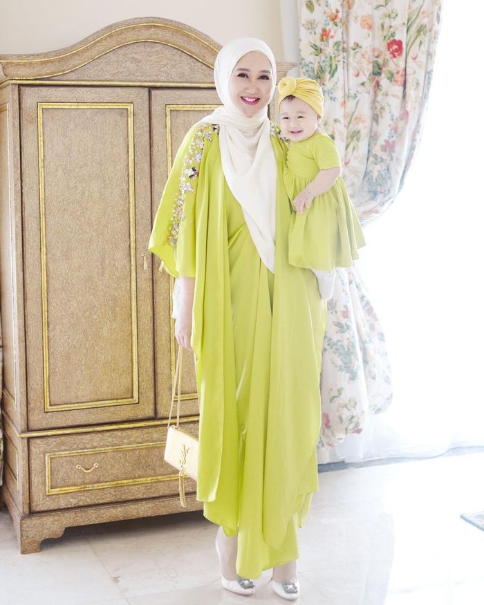 Inspirasi Baju Couple Ibu Dan Anak Perempuan Ala Desainer Dian Pelangi Warnanya Cerah Ceria Banget Semua Halaman Stylo