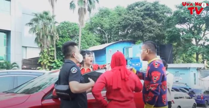 Tangkap layar YouTub.com/Uya Kuya TV
Denise Cadel cekcok dengan Uya Kuya dari balik pintu mobil