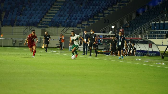 Gelandang timnas Indonesia, Syahrian Abimanyu, dikejar pemain Vietnam