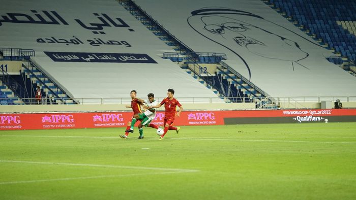 Pemain timnas Indonesia, Yakob Sayuri, dikawal dua pemain Vietnam