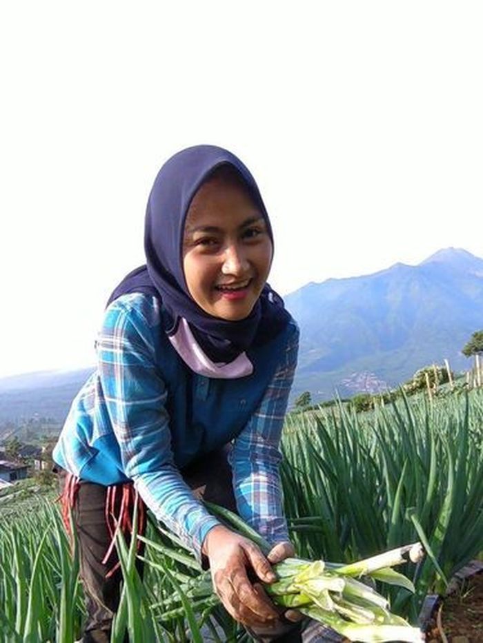 Sebelum pandemi kerap pamer foto seksi, kini pedangdut ini hijrah hingga banting stir menjadi petani. 