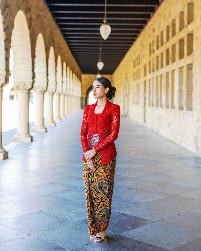 Kebaya kutu baru yang dikenakan Maudy Ayunda di hari kelulusan.