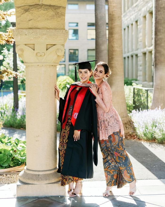 Hadiri Wisuda S2 Sang Kakak, Adik Maudy Ayunda Tampil Manis Pakai