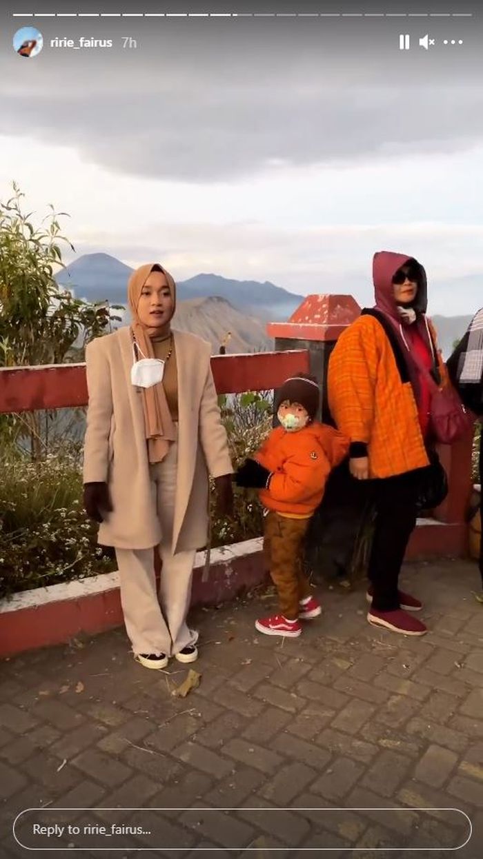 Potret Ririe Fairus dan anaknya saat bertamasya ke Bromo, Malang