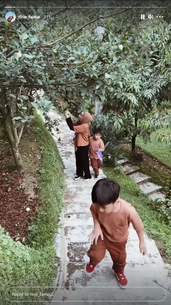 Ririe terlihat memakai baju kembar dengan kedua putranya