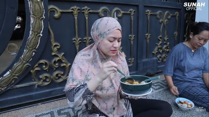 Nathalie Holshcer ngemper di pinggir jalan bareng ART (YouTube)