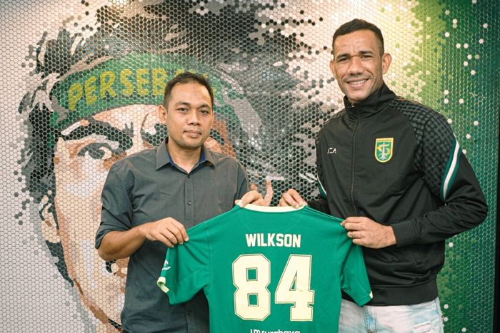 Striker anyar Persebaya Surabaya, Jose Wilkson Teixeira Rocha (kiri) berfoto bersama manajer tim Candra Wahyudi.