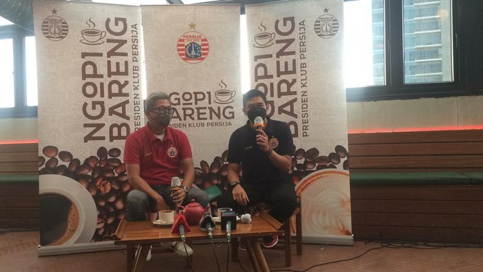 Presiden Persija Jakarta, Mohamad Prapanca, beserta Bambang Pamungkas mengumumkan Angelo Alessio sebagai pelatih anyar Persija Jakarta, Kamis (10/6/2021).